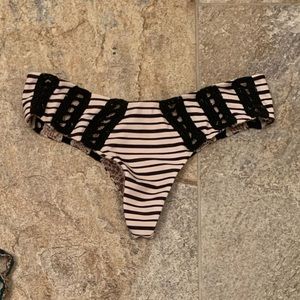 Acacia Chuns bottom in Classic